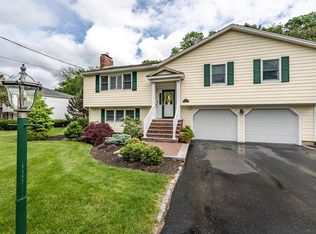 7 Applegate Ln, Reading, MA 01867