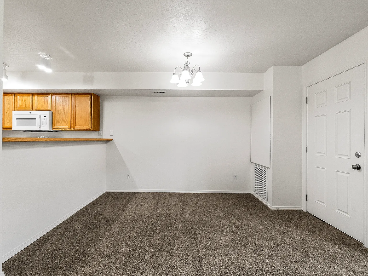 3 bed, 2.5 bath, 1350 sqft, $1,895 — Photo 2