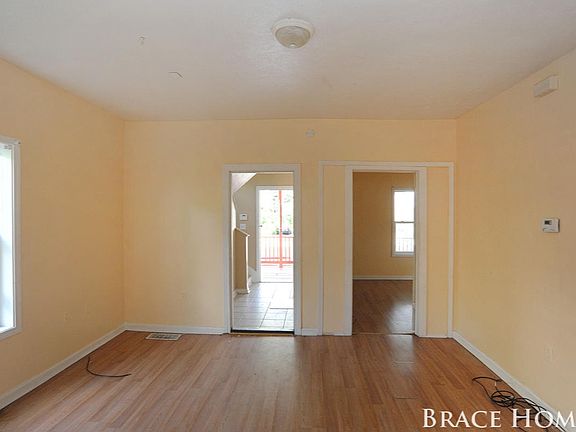 3rd image of 860 Franklin St SE