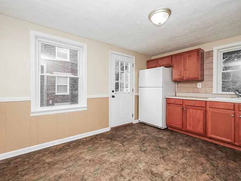 618-618 1/2 Lucas Dr — Photo 6