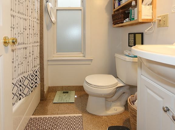 3rd image of 1935 N Wood St #3A
