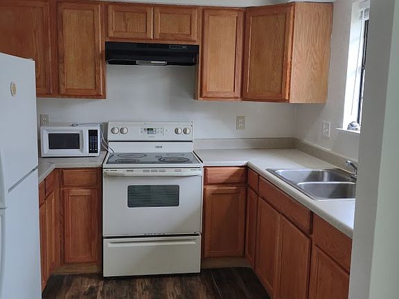 Super nice kitchen area, lots of counter top space.