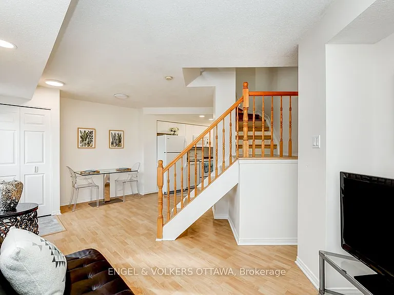158 Rochester St W — Photo 8