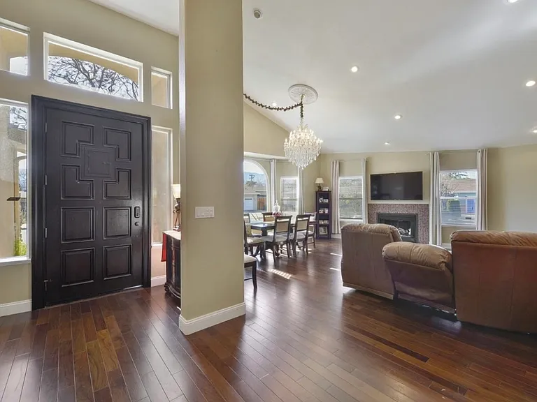 6208 Lillian Way — Photo 2