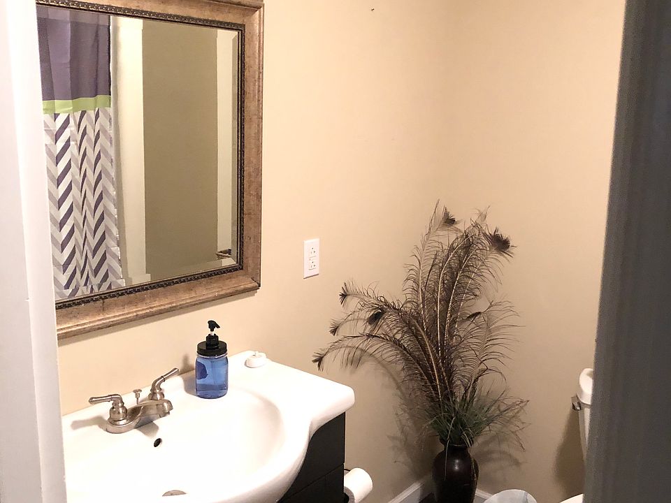 1st image of 701 Vivian Dr