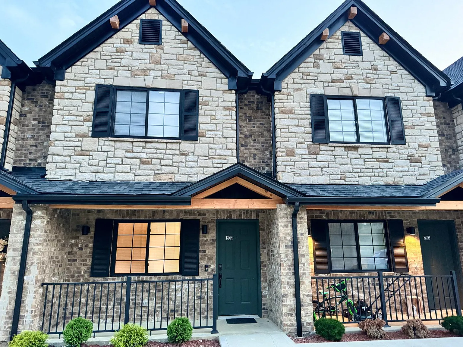 2 bed, 2.5 bath, 1050 sqft, $1,500 — Photo 1