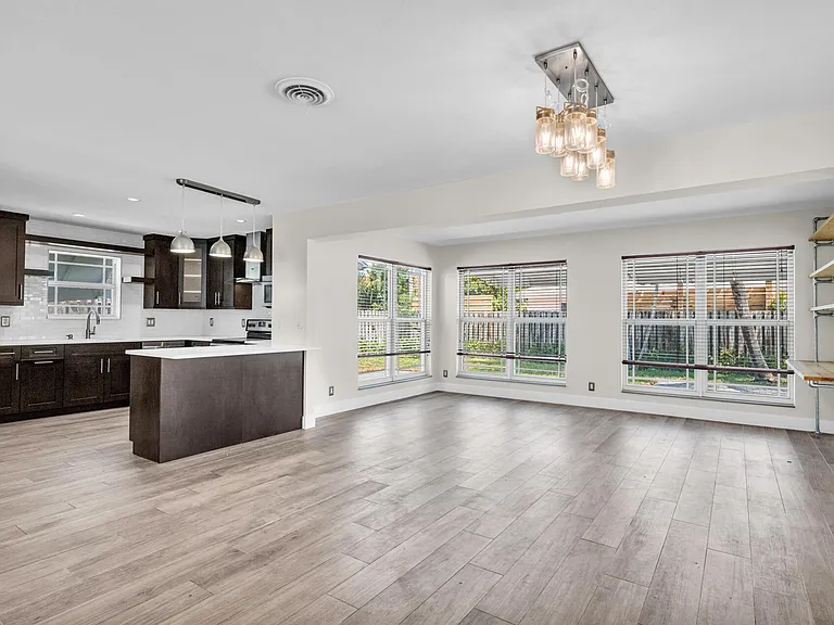 921 SE 15th Ct — Photo 13