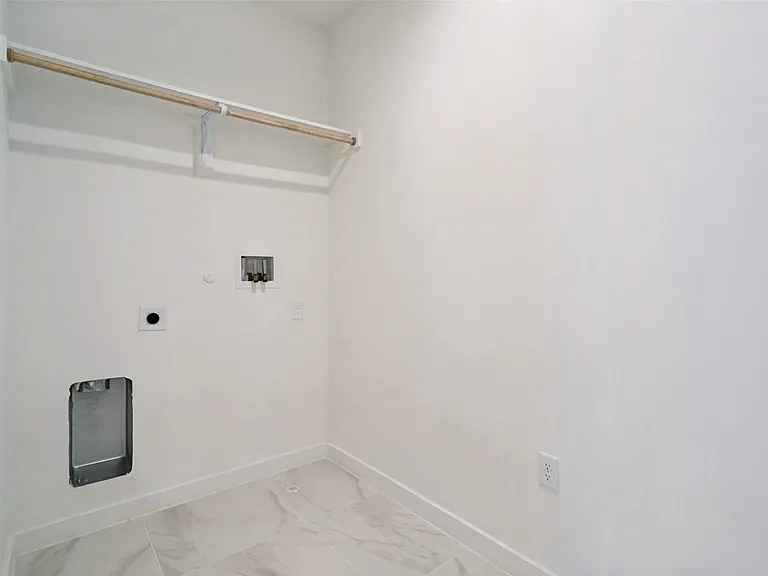 2nd utility room for W/D (2nd floor primary bathroom)
