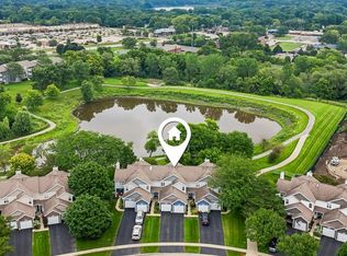 621 Woodhaven Dr, Mundelein, IL 60060