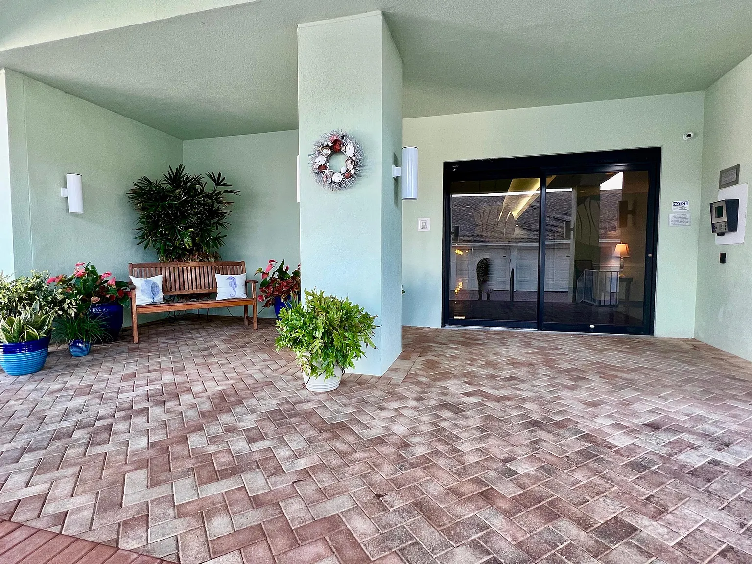 2 bed, 2.0 bath, 1630 sqft, $5,000 — Photo 2