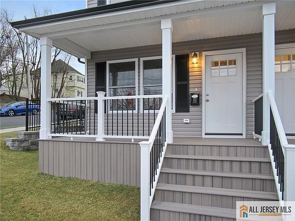 4th image of 502 Alpine St #2