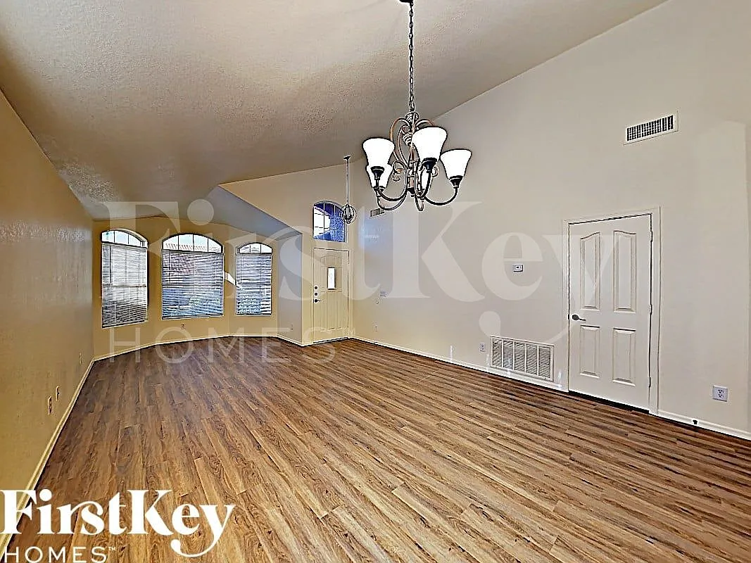 3 bed, 2.0 bath, 1678 sqft, $2,220 — Photo 3
