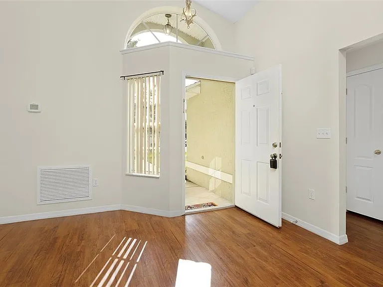 2936 Twin Oaks Dr — Photo 3
