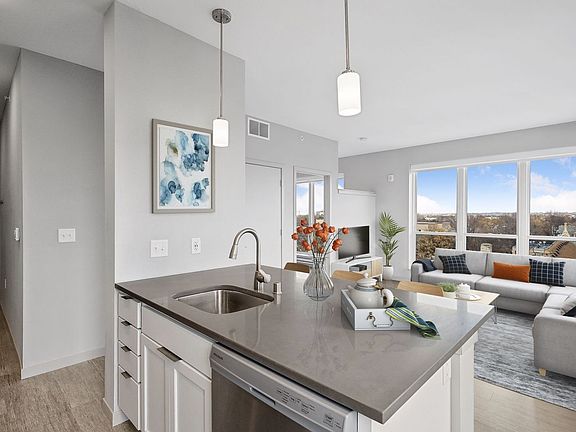 4th image of 401 University Ave SE #7