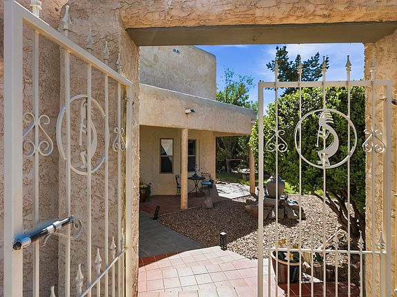 5th image of 980 Hillside Cir SW