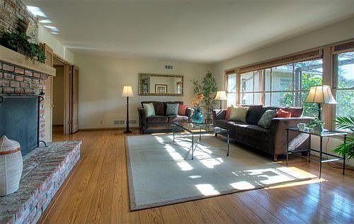 2nd image of 211 W Floresta Way