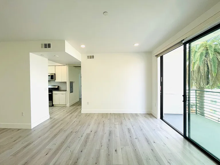 14612 Calvert St #202 — Photo 4
