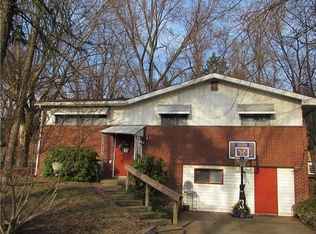 102 Convair Dr, Coraopolis, PA 15108