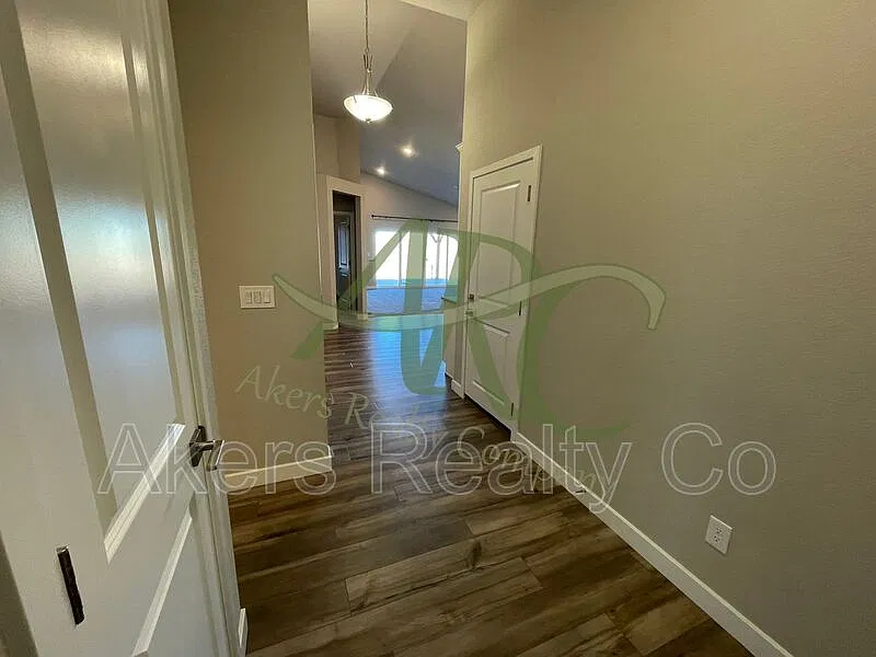 3 bed, 2.0 bath, 1620 sqft, $2,295 — Photo 2