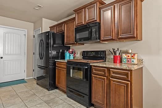 5th image of 100 E Laurel Ave