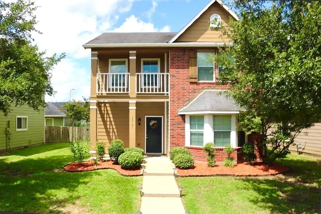 4 bed, 2.5 bath, 2164 sqft, $2,200 — Photo 1