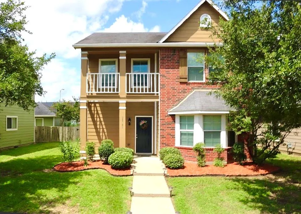 20706 Settlers Lake Cir N