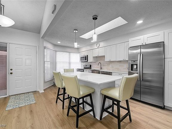 5th image of 225 Westwind Dr Unit 31