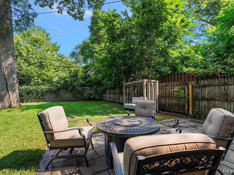 529 Hawthorn Ave — Photo 10