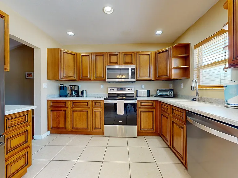 811 33rd St W — Photo 33
