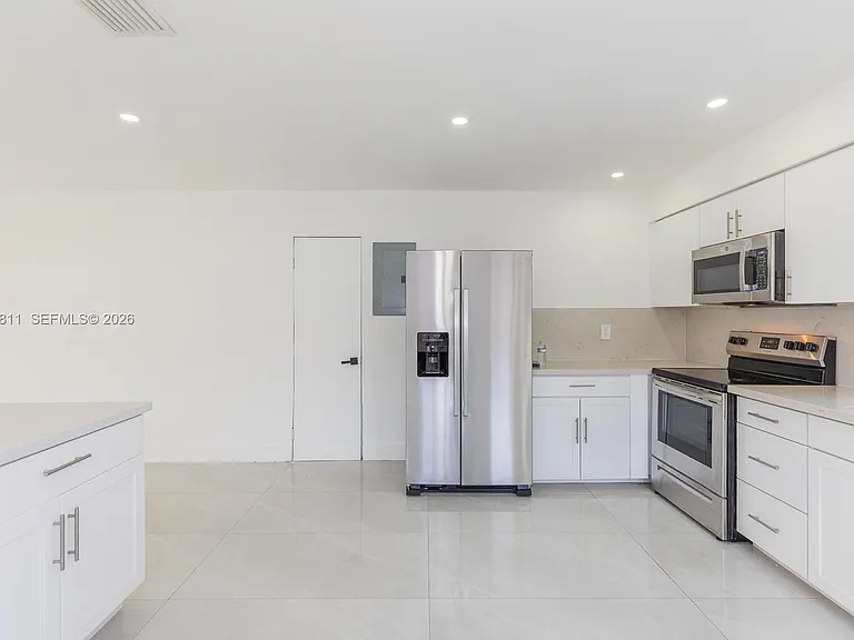 913 NE 2nd St — Photo 13