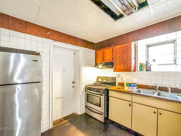5th image of 1645 N McVicker Ave