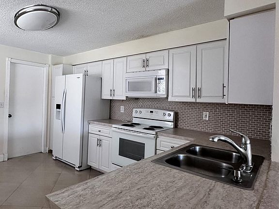 4th image of 1611 Sorrento Dr #1611