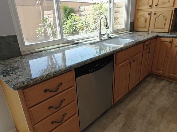 Kitchen w/granite counters