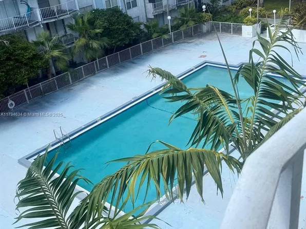 488 NW 165th Street Rd APT B512, Miami, FL 33169