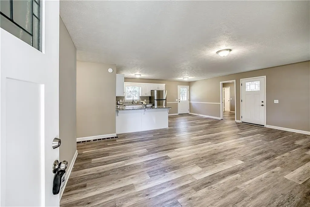 3 bed, 2.0 bath, 1416 sqft, $1,700 — Photo 3