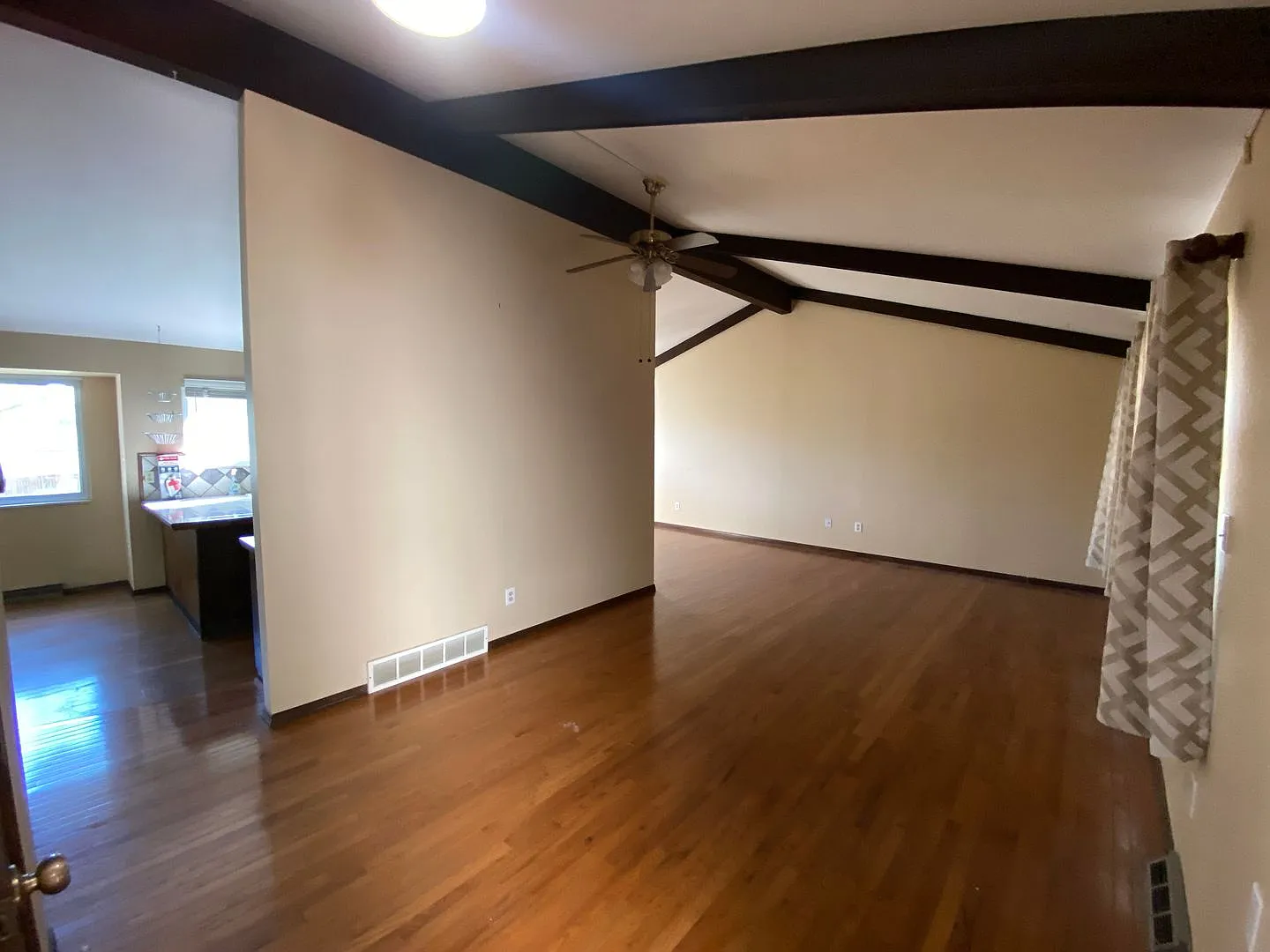 Spacious 4-Bed Rental in Aurora Featuring High Ceilings and Large Yard — Photo 4