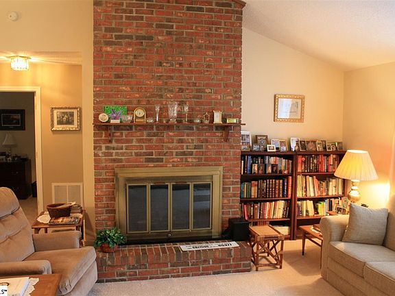 3rd image of 5 Parkstone Dr