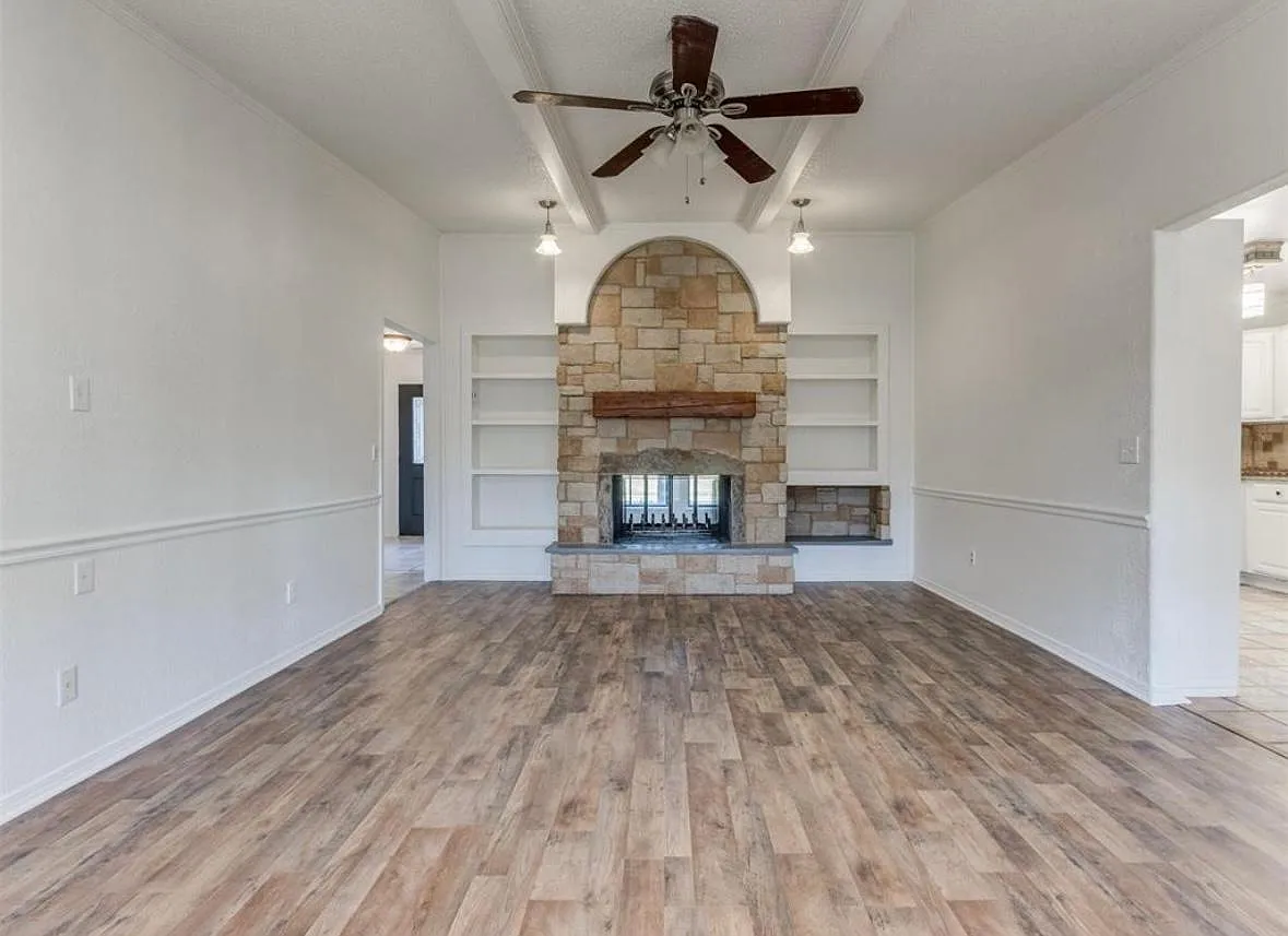 4 bed, 2195 sqft, $2,100 — Photo 2