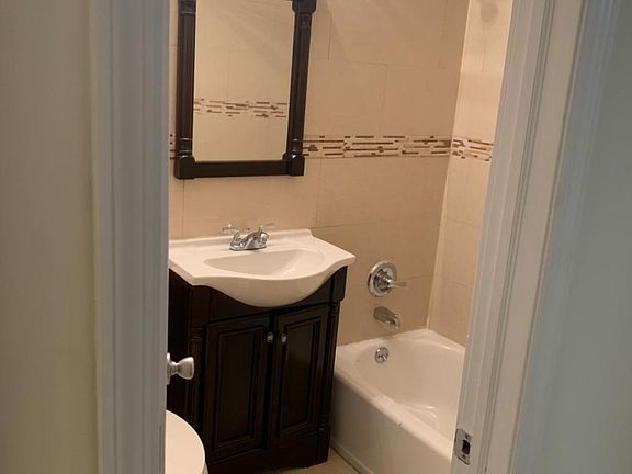 5th image of 942 Cranford Ave #1