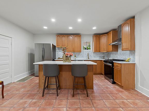 5th image of 732 Valley St