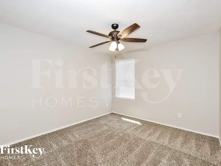 716 Austin Ln — Photo 12