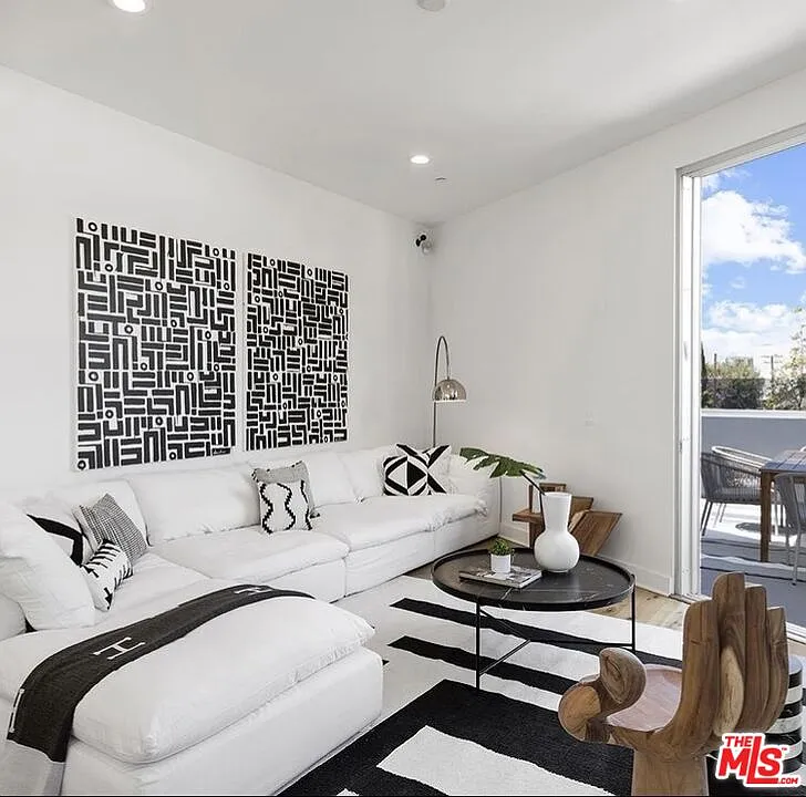 2 bed, 2.5 bath, 2000 sqft, $11,500 — Photo 2