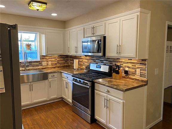 2nd image of 1421 Wilcox Ln