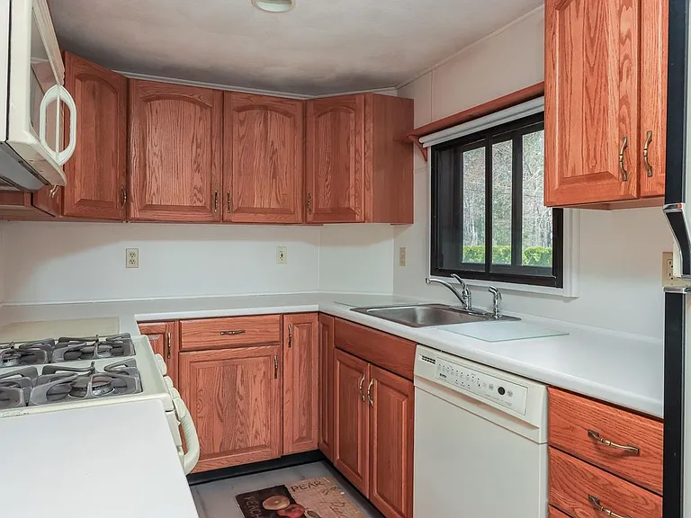 7 Howards Grv — Photo 17