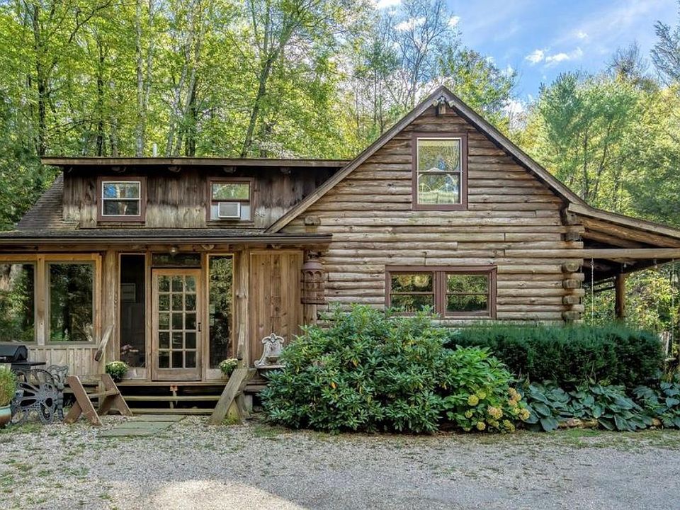 Cabin has 2 porches - one open and one screen-enclosed