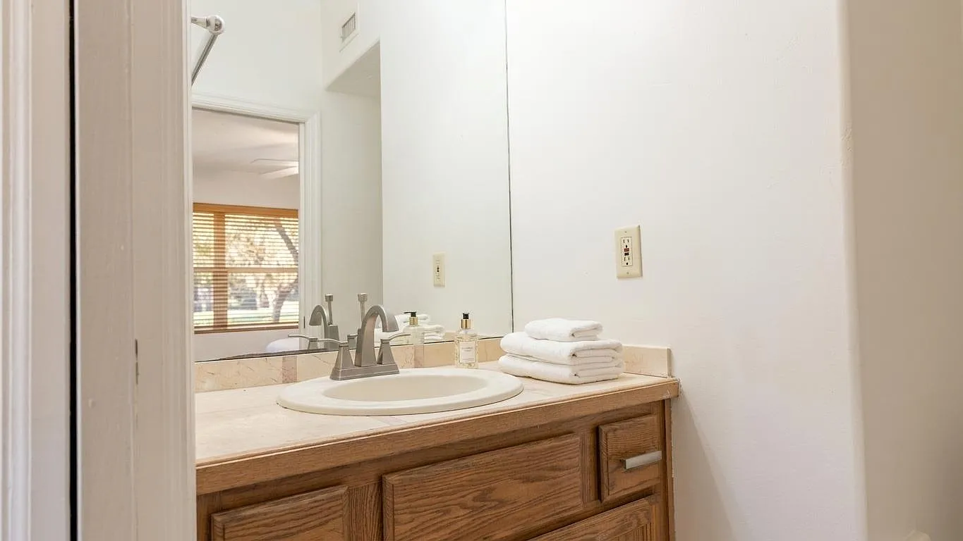 3 bed, 1.0 bath, 2478 sqft, $1,377 — Photo 3