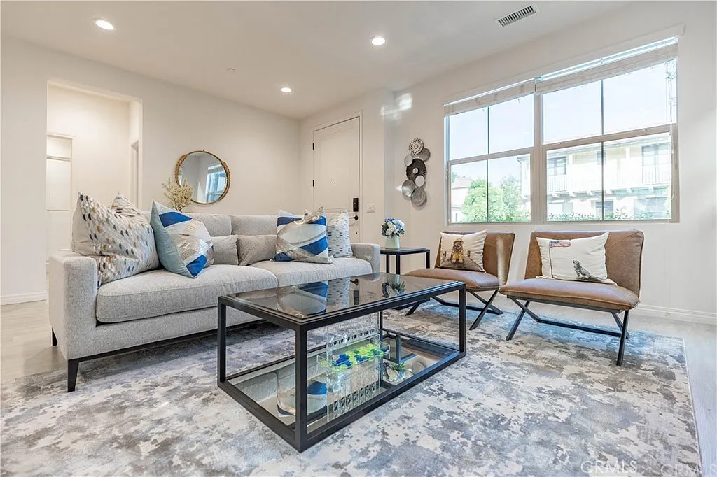 4 bed, 1907 sqft, $5,500 — Photo 3