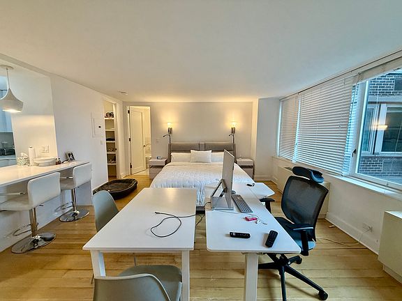 3rd image of 322 W 57th St APT 31L
