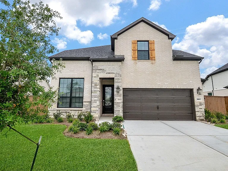 3811 Hermitage Dr — Photo 1
