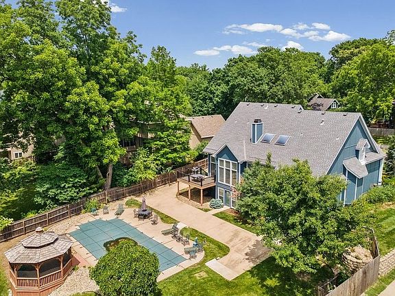 2nd image of 5820 Robinson Ln